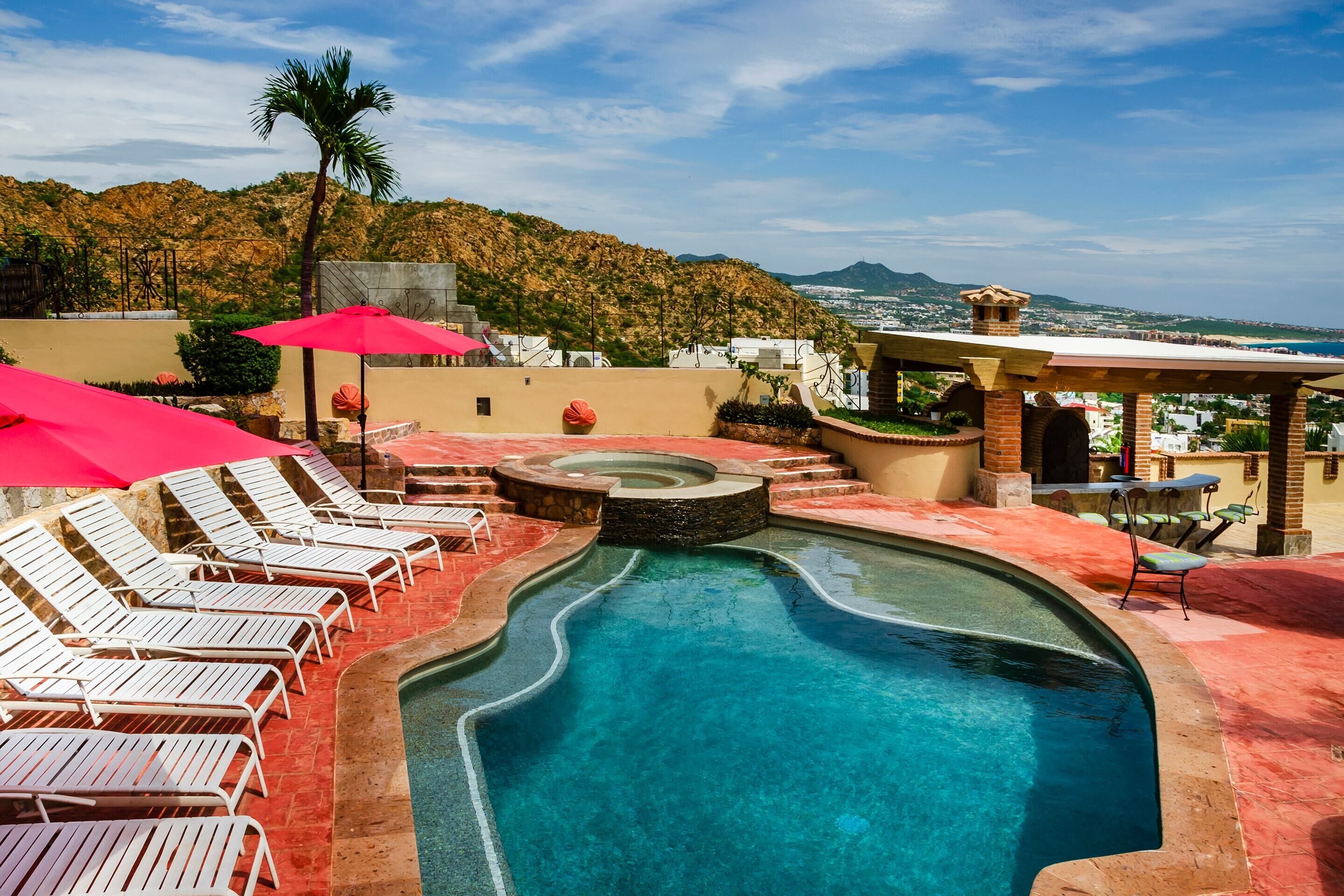 Alberca al aire libre y sombrillas en la alberca 