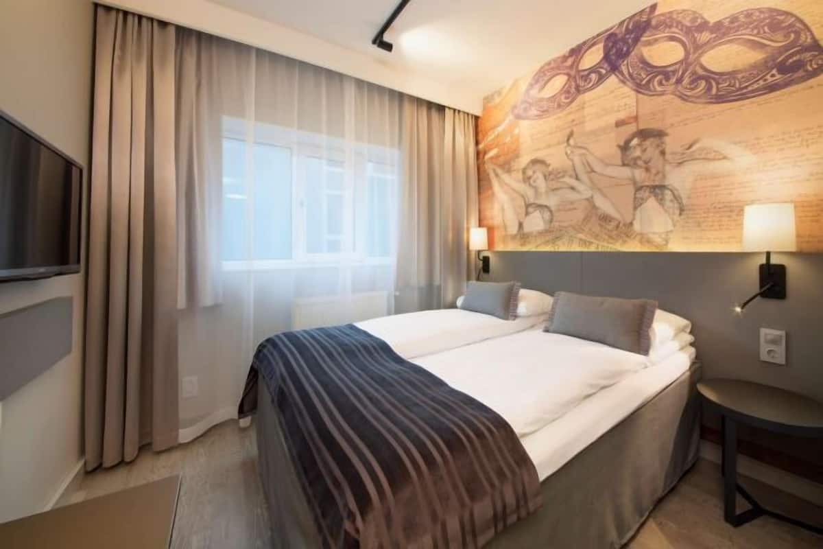 Desk, blackout curtains, WiFi, bed sheets
