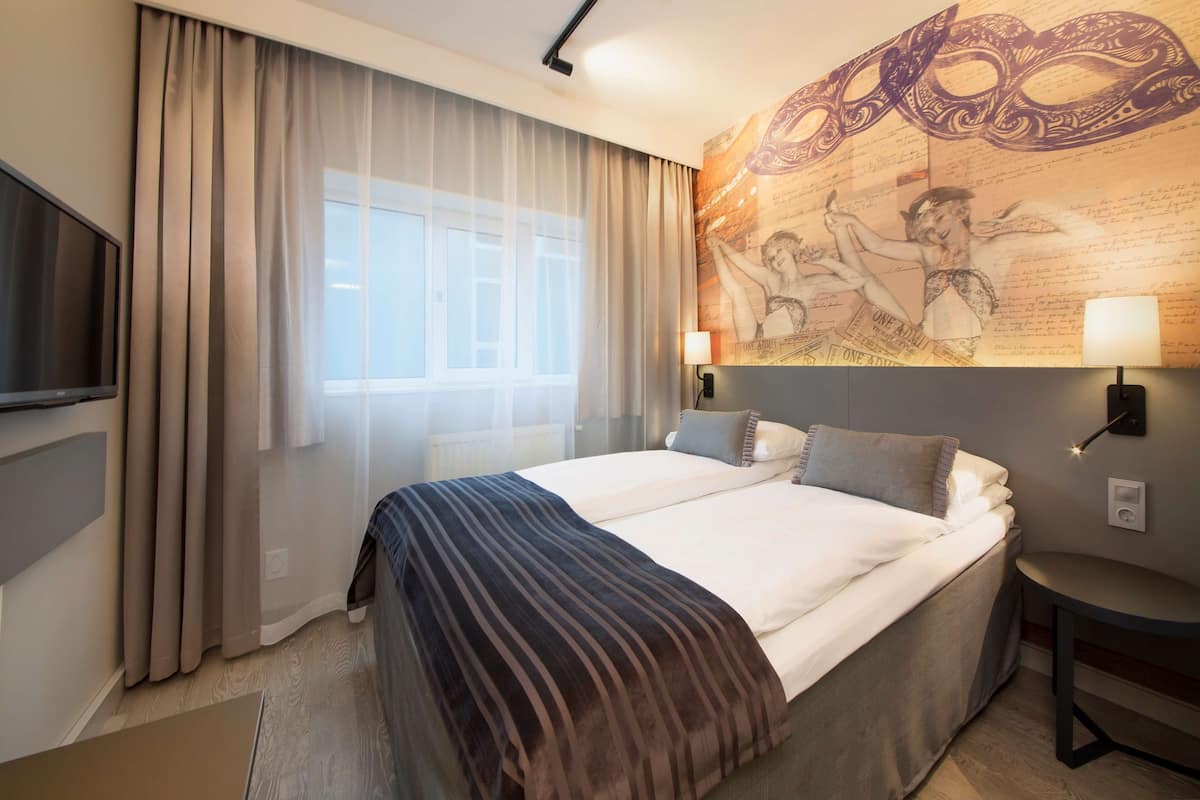 Kamar Ekonomi, 1 Tempat Tidur Queen | Meja kerja, tirai kedap cahaya, Wi-Fi, dan seprai linen
