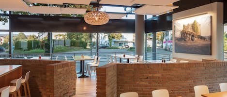 Dagelijks ontbijtbuffet (CHF 15 per persoon)