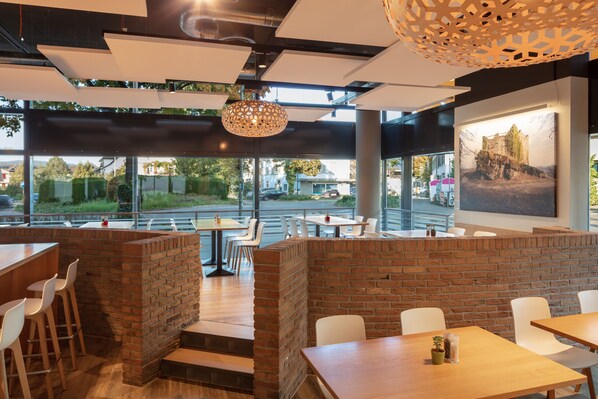 Desayuno buffet diario (CHF 15 por persona)