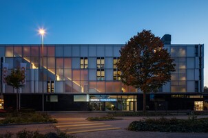 Fachada de la propiedad por la tarde o noche