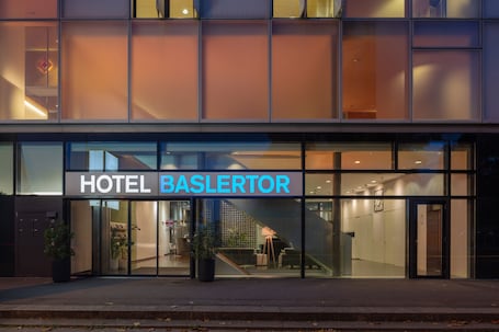 Fassade der Unterkunft. Hotel Baslertor