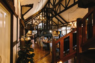 4 restaurantes; se sirven desayunos, almuerzos, cenas y cocina japonesa 