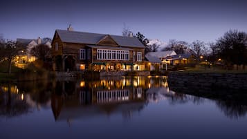 4 restaurants, breakfast, lunch, dinner served; Japanese cuisine