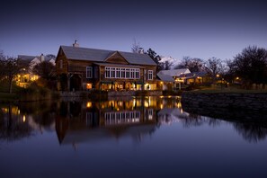 4 restaurants; breakfast, lunch, dinner and brunch served 