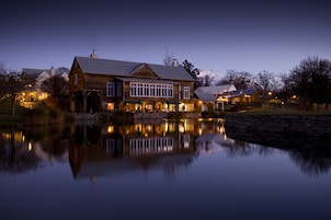 4 restaurantes; se sirve desayuno, almuerzo y cena; cocina japonesa