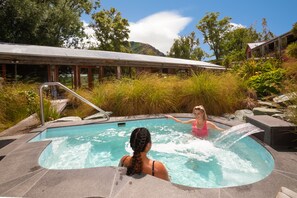 Outdoor spa tub - Millbrook Resort (Arrowtown)