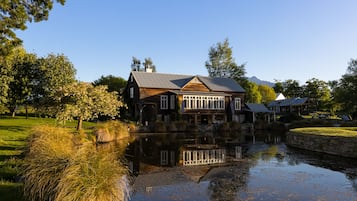 4 restaurants, breakfast, lunch, dinner served; Japanese cuisine