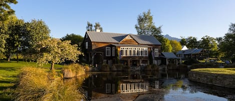 4 restaurants, breakfast, lunch, dinner served; Japanese cuisine