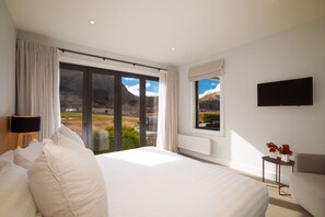 Ropa de cama de alta calidad, minibar, escritorio