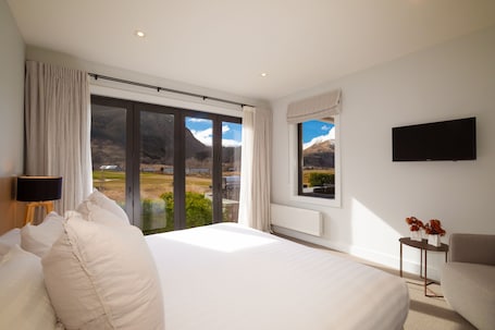 Ropa de cama de alta calidad, minibar y escritorio . Millbrook Resort