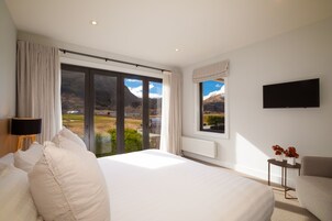 Ropa de cama de alta calidad, minibar, escritorio