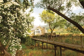 Couples treatment rooms, body treatments, hydrotherapy, aromatherapy