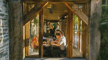 4 restaurants; breakfast, lunch, dinner and brunch served
