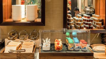 Un buffet de petit-déjeuner proposant une variété d’aliments et d’accompagnements.