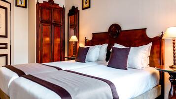 Quarto superior | Roupas de cama premium, cofres nos quartos, escrivaninha