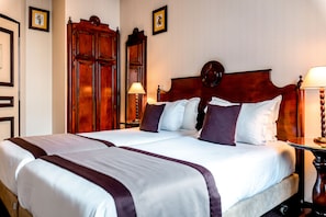 Quarto superior | Roupas de cama premium, cofres nos quartos, escrivaninha
