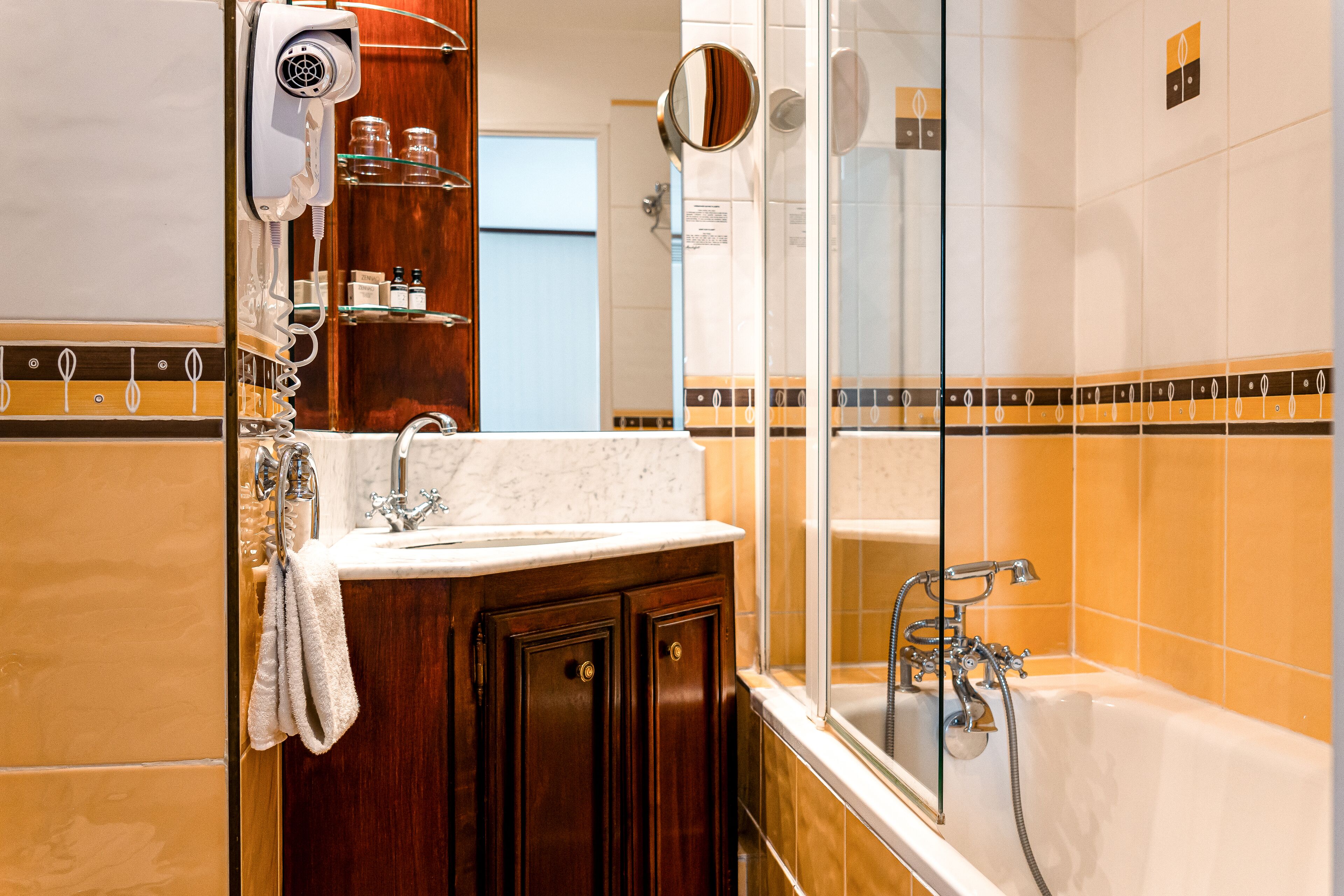 combined shower/bathtub, hair dryer, bidet, towels