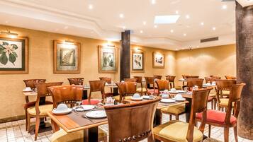 Petit déjeuner buffet (20 EUR par personne)