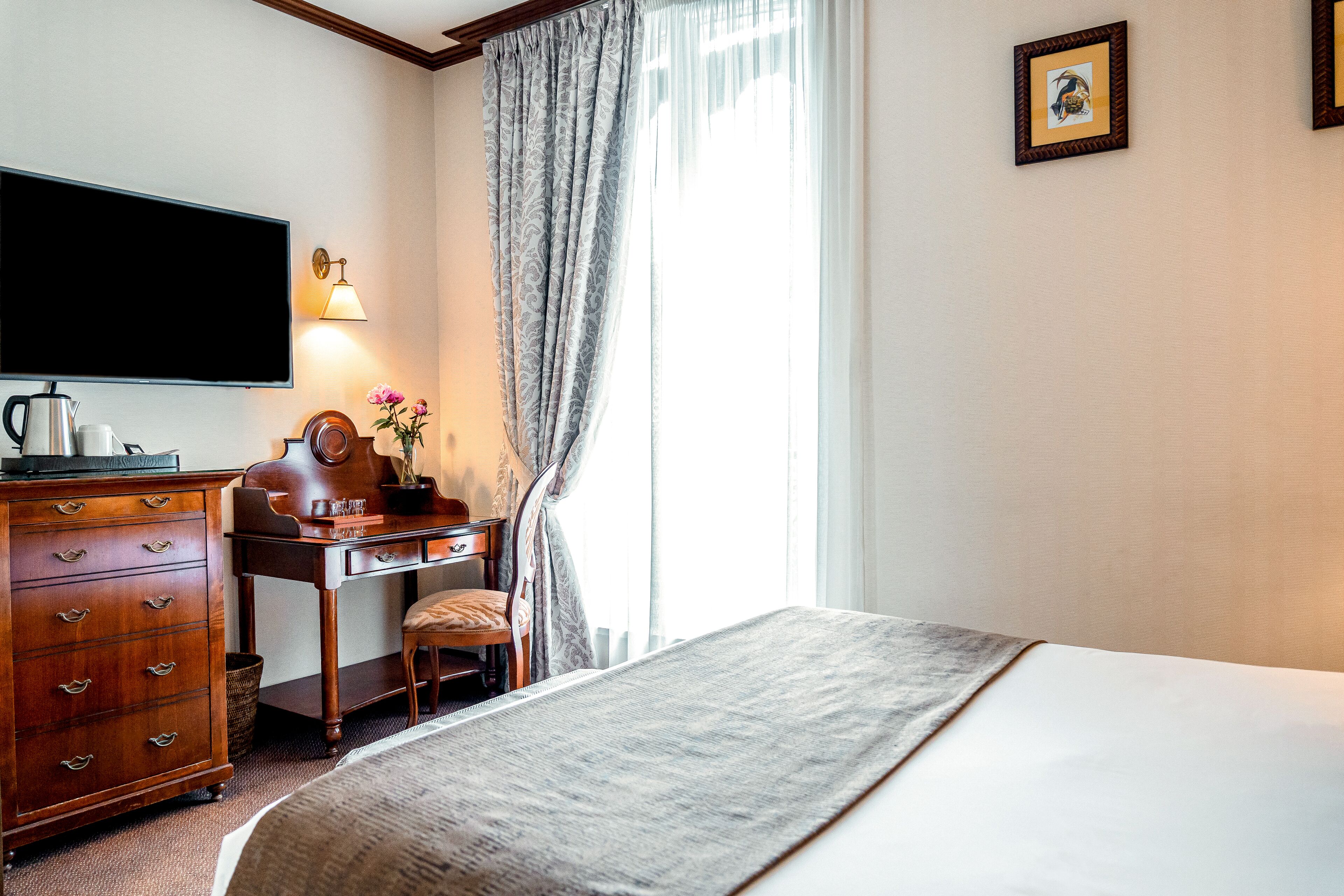 premium bedding, in-room safe, desk, soundproofing