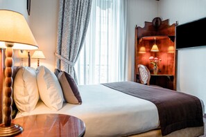 Quarto solteiro | Roupas de cama premium, cofres nos quartos, escrivaninha