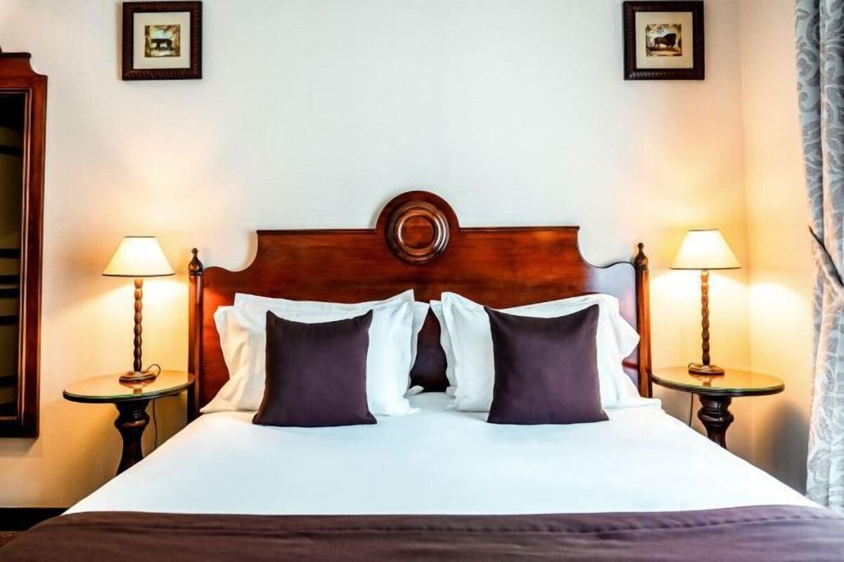 Premium bedding, in-room safe, desk, soundproofing