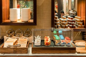 Café da manhã com buffet todos os dias (EUR 20 por pessoa) 