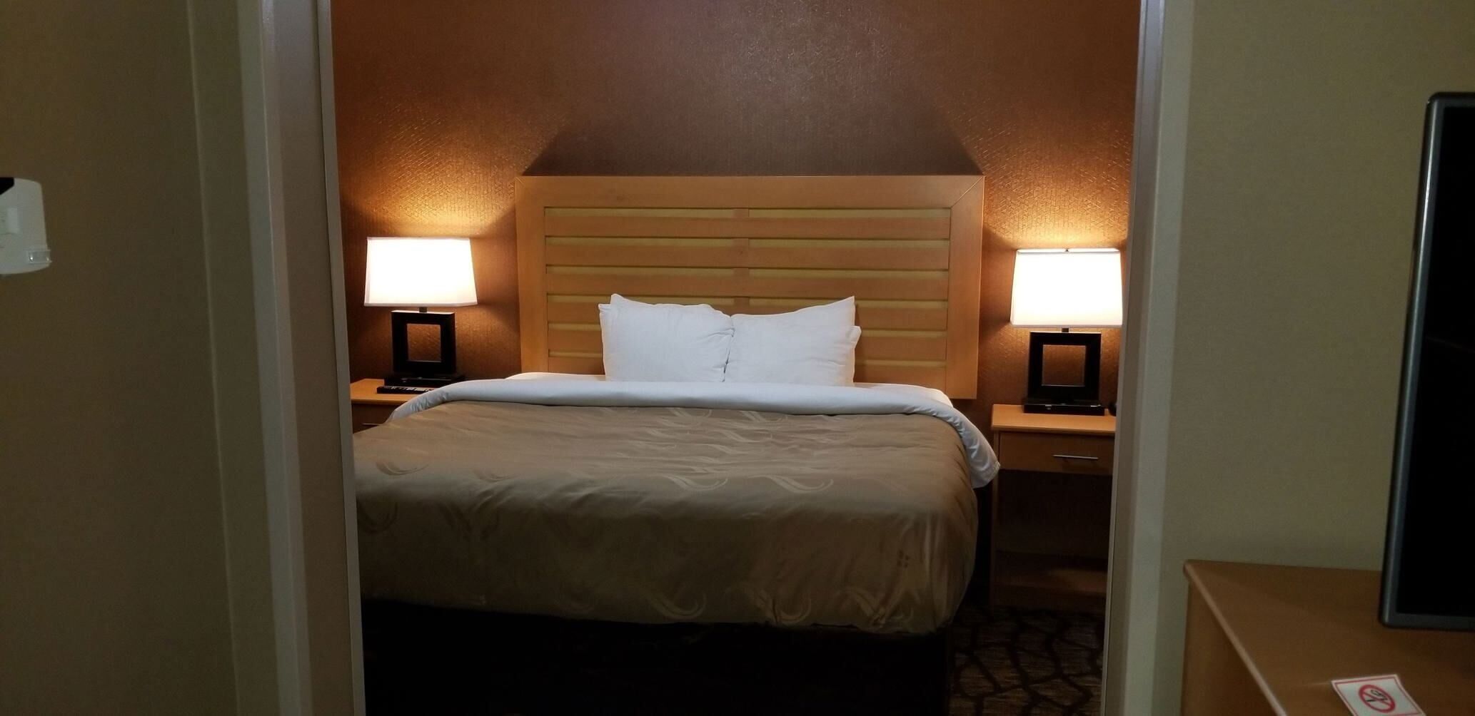 Daunenbettdecken, Schreibtisch, Verdunkelungsvorhänge