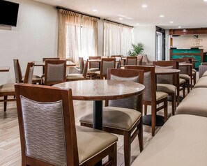 Café da manhã para viagem grátis todos os dias