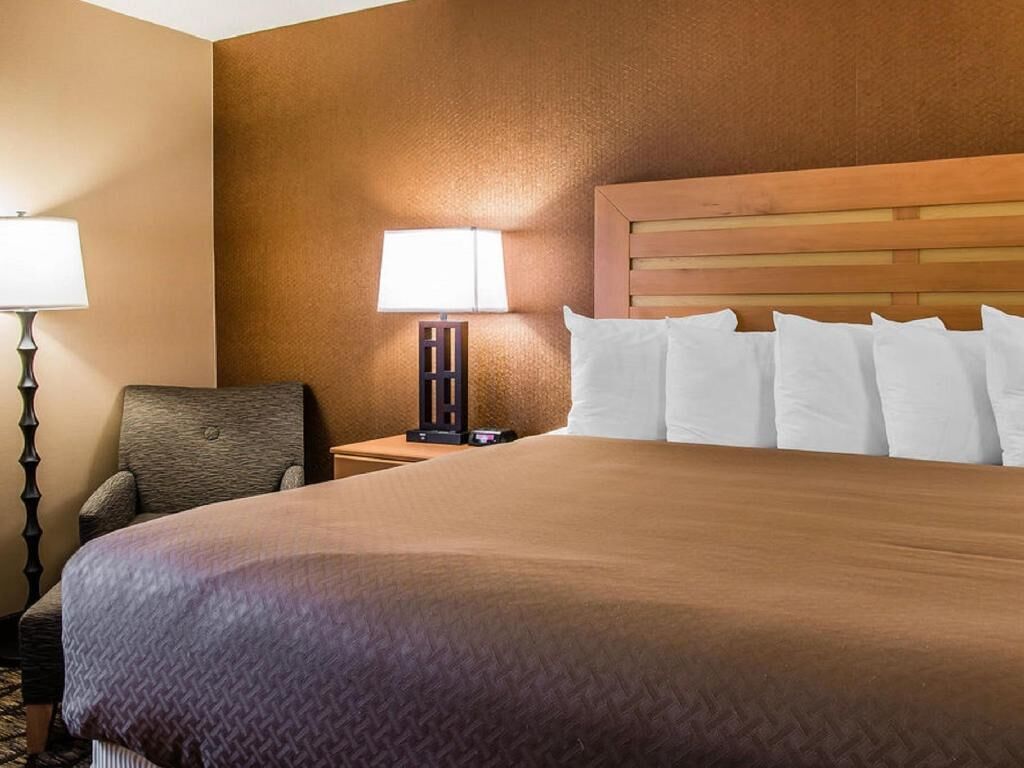 Daunenbettdecken, Schreibtisch, Verdunkelungsvorhänge