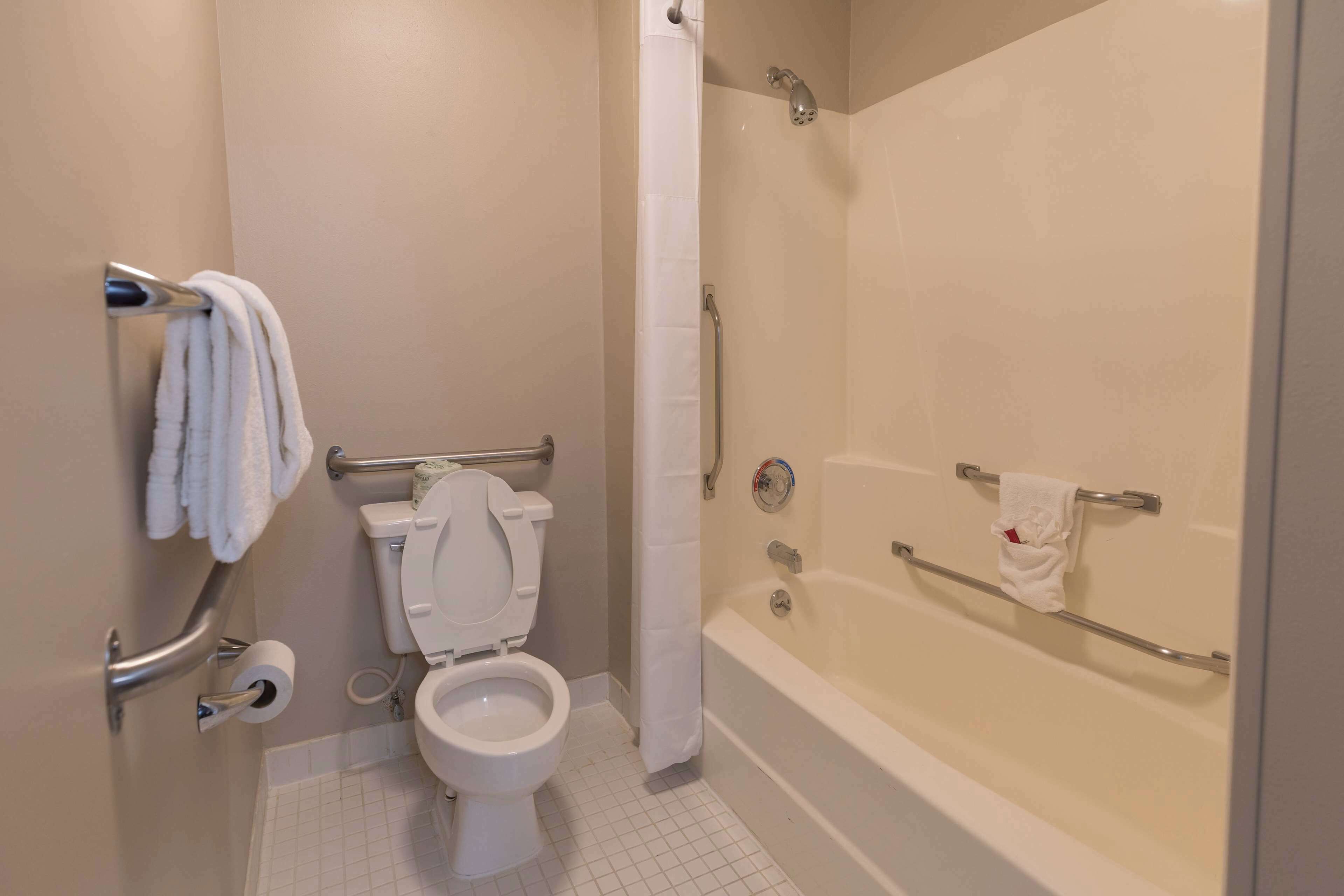 Un baño con inodoro, ducha y bañera.
