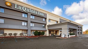 Un hôtel La Quinta Inn au design moderne, doté d’une entrée abritée et d’un parking.