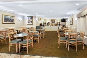 Free daily continental breakfast - La Quinta Inn by Wyndham Detroit Canton (Canton)