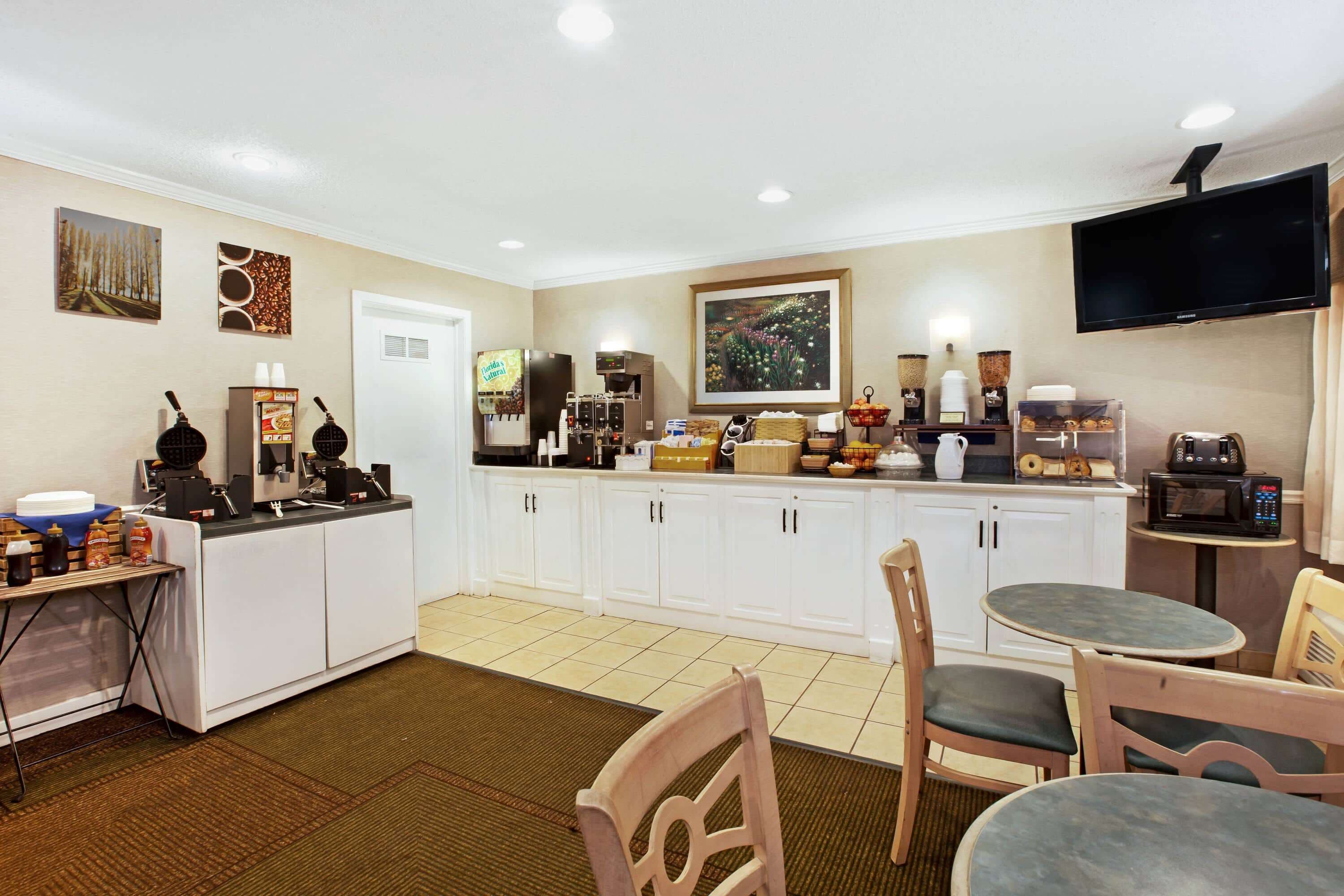 朝食 (コンチネンタル ブレックファスト)、毎日提供 (無料)