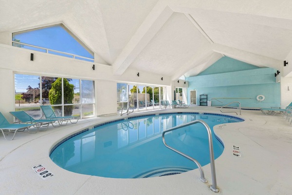 Indoor pool, pool loungers