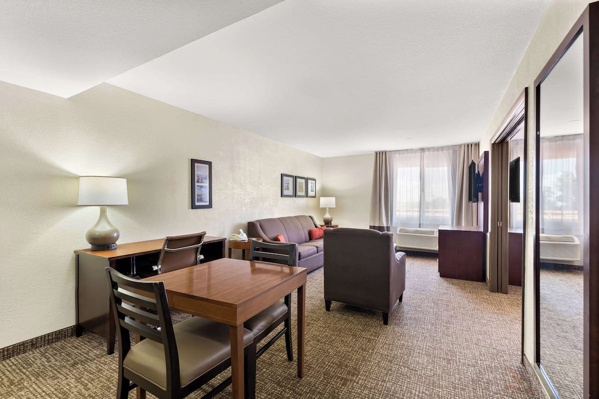Premium bedding, in-room safe, desk, blackout curtains
