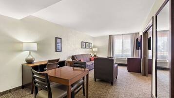 Ropa de cama de alta calidad y caja de seguridad en la habitación