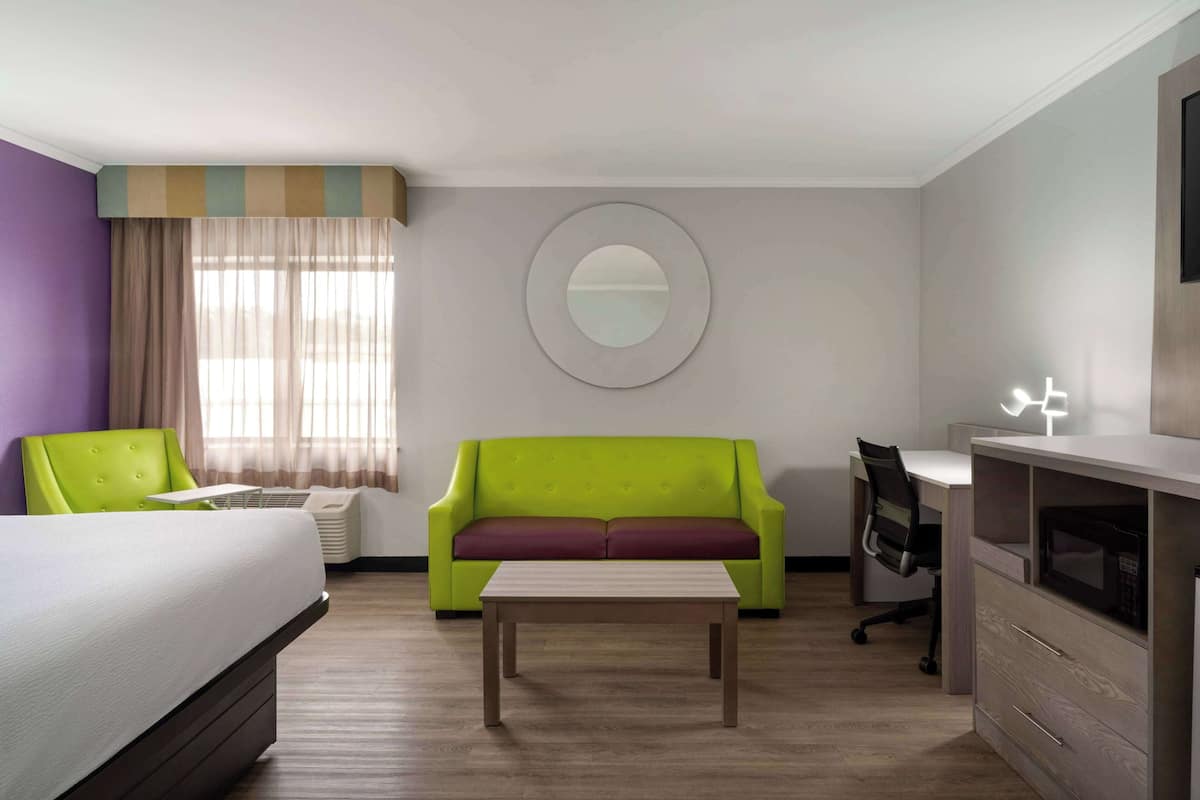 Suite, 1 letto king, non fumatori | Biancheria da letto di alta qualità, una scrivania, ferro/asse da stiro