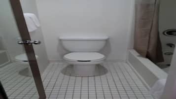 Combined shower/tub, towels