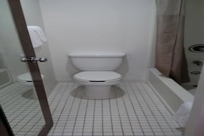 Combined shower/tub, towels