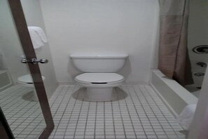 Combined shower/bathtub, towels