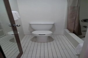 Ducha y bañera combinadas y toallas