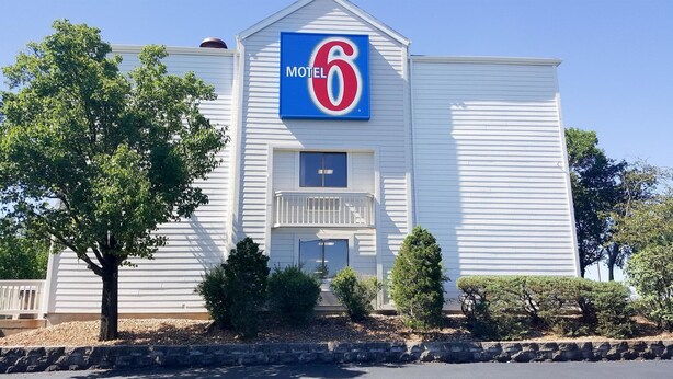 A motel with a prominent 'Motel 6' sign, a balcony, and a front entrance. - Motel 6 Maryland Heights, MO (Maryland Heights)