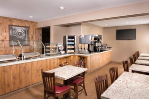Café da manhã completo grátis todos os dias