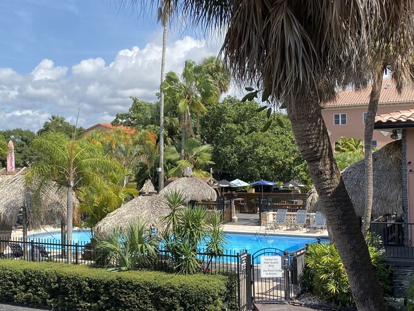 Una piscina al aire libre (de 08:00 a 22:00), tumbonas