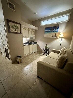 Room, 1 King Bed, Refrigerator & Microwave | Hypo-allergenic bedding, desk, blackout drapes, iron/ironing board - Tahitian Inn (Tampa)