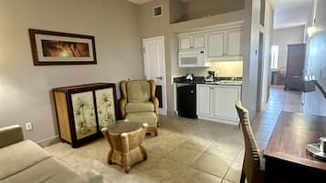 Deluxe Suite, 1 Bedroom | 1 bedroom, hypo-allergenic bedding, desk, blackout curtains