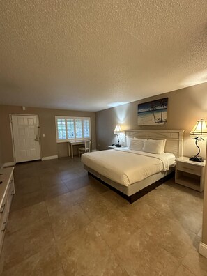 ルーム キングベッド 1 台 冷蔵庫 & 電子レンジ | 低刺激性寝具、デスク、遮光カーテン、アイロン / アイロン台