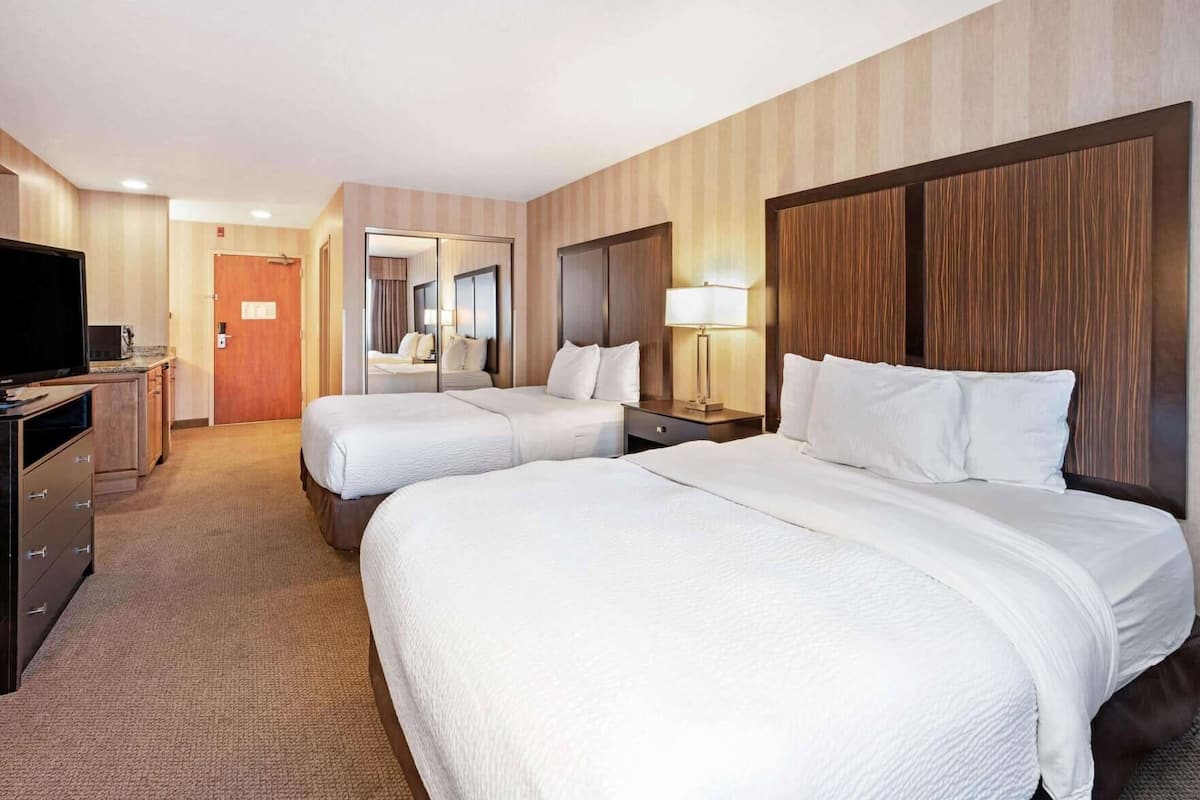 Ropa de cama de alta calidad, escritorio y cortinas blackout